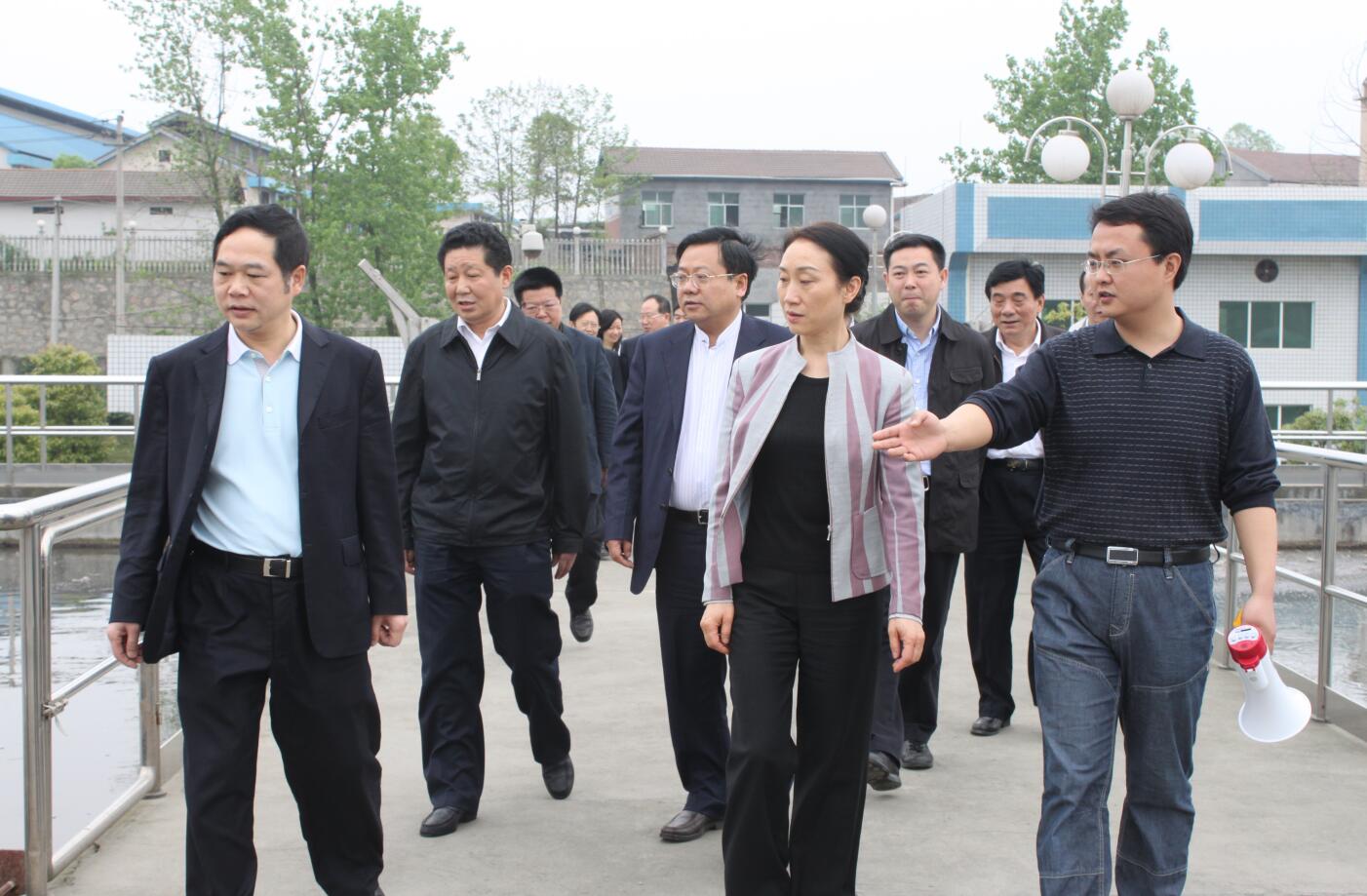 1584690583971219.jpg 2011年4月,省政协主席,时任省委常委、统战部部长李薇薇来公司视察.JPG